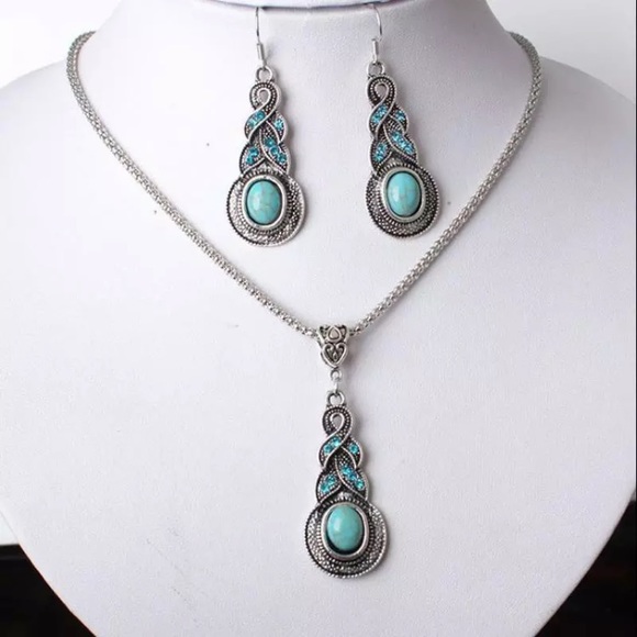Jewelry - Blue Crystal Vintage Necklace Earring Set